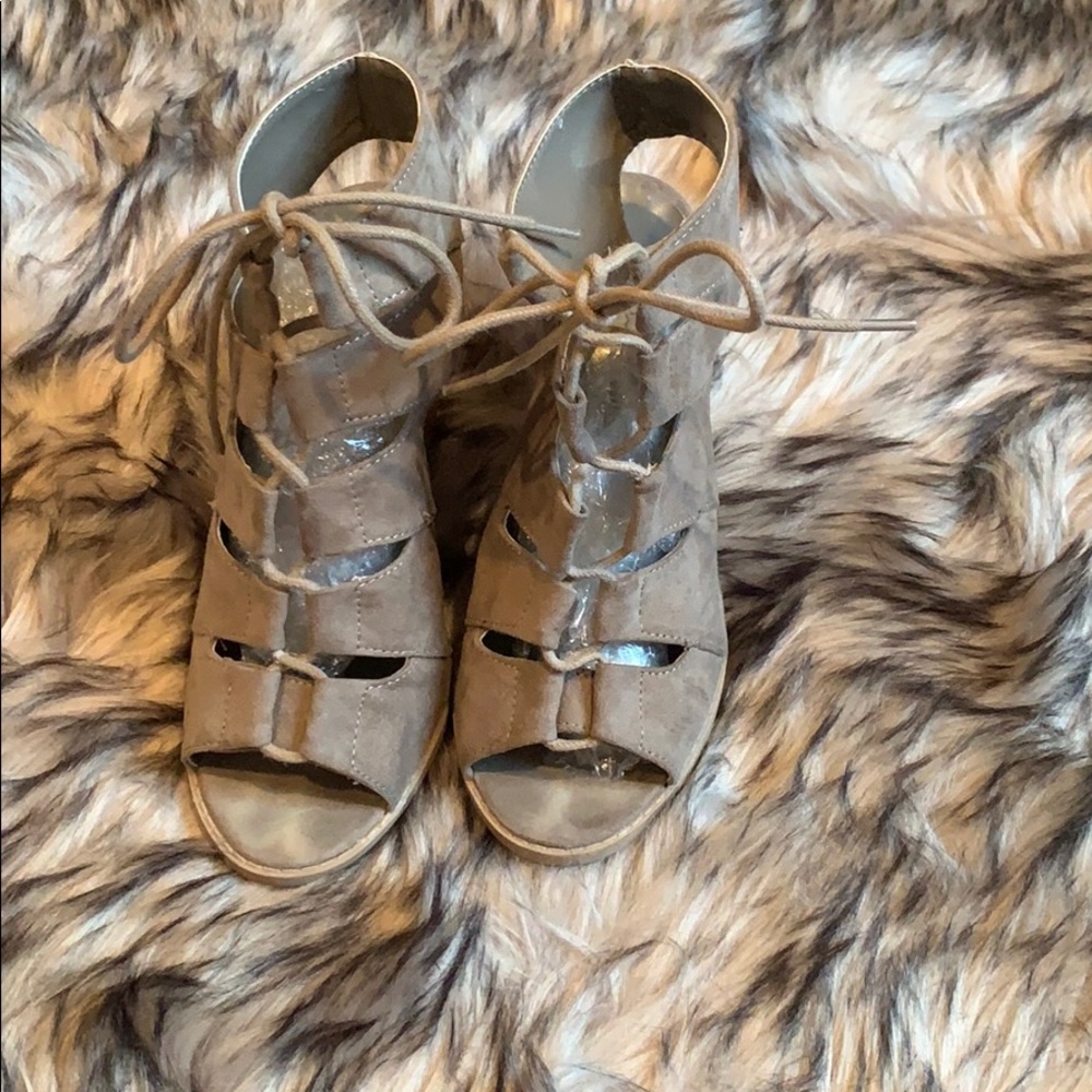 Lace Up | Taupe/Gray Sandal